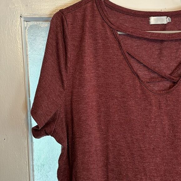 Women’s Burgundy Red Short Sleeve Tshirt with criss cross on chest size XXL - Picture 3 of 8
